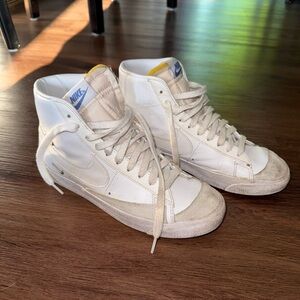Nike Blazer Mid ‘77 SE ‘Sisterhood - White Metallic Silver, Womens Size 8